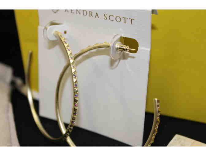 One pair of Val Earrings in Gold