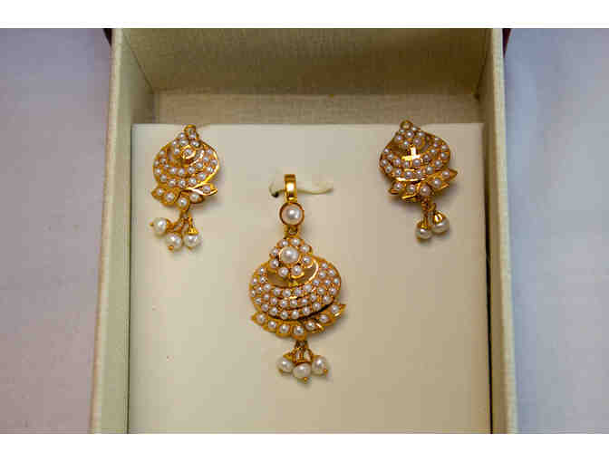 22K Gold Earrings and Pendant set with Pearls