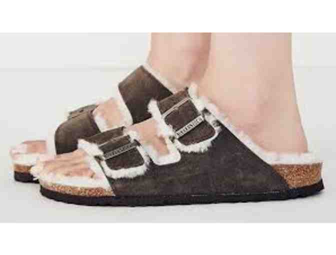 (1) pair Birkenstock Unisex Arizona Shearling Sandal - Mocha (size 39)
