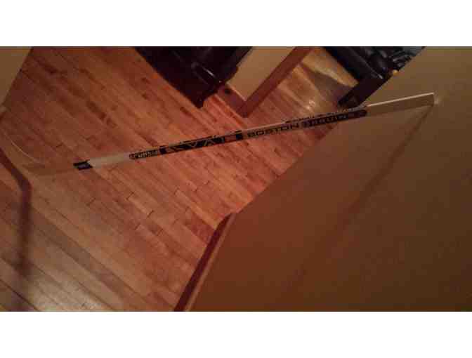 2017 BOSTON BRUINS TEAM AUTOGRAPHED BRUINS HOCKEY STICK!