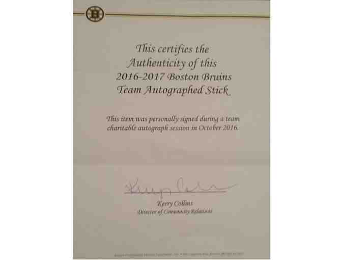 2017 BOSTON BRUINS TEAM AUTOGRAPHED BRUINS HOCKEY STICK!