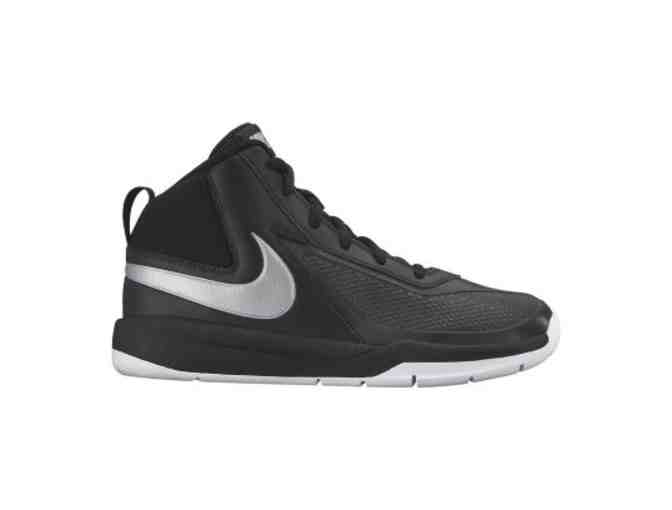 Nike Team Hustle D7 Basketball Shoes, Size 5 Youth