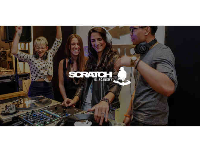 DJ Lesson at Scratch DJ Academy
