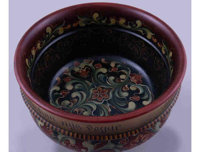 Bowl with Gudbrandsdal Rosemaling by Lyn Rein