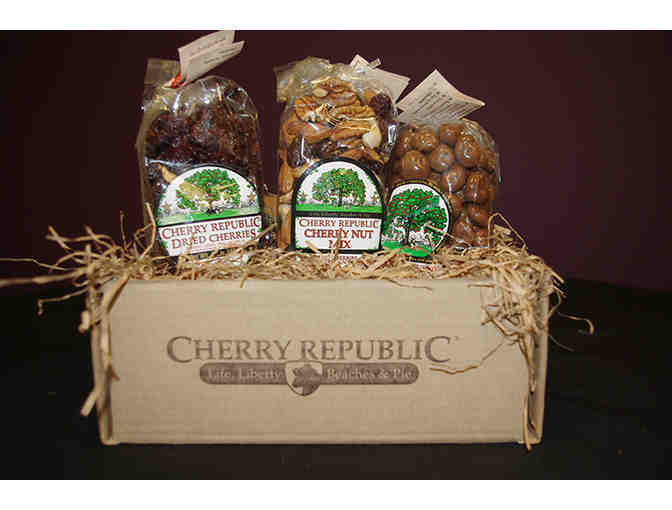 Michigan Gourmet Pkg: Fustinis, Cherry Republic, Sweet Gem Chocolates, Cheese Board & Apple Baker