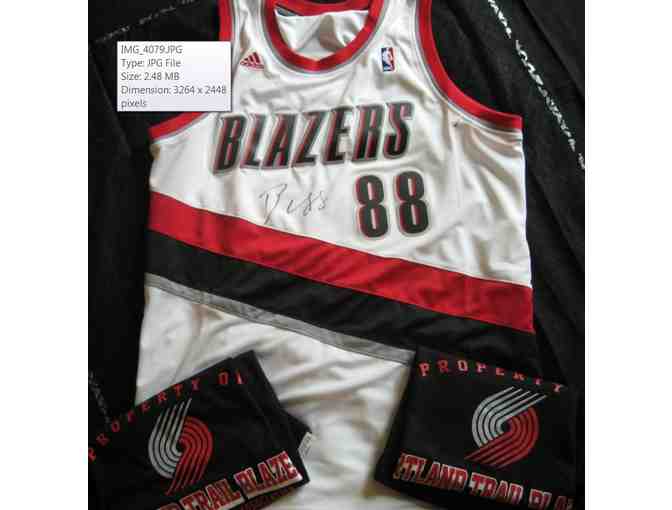 Blazers Batum Blazers Signed Jersey with 2 NBA Store T-Shirts