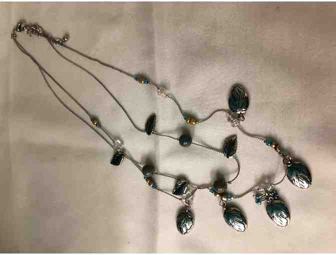 Beautiful silvertone leaf necklace