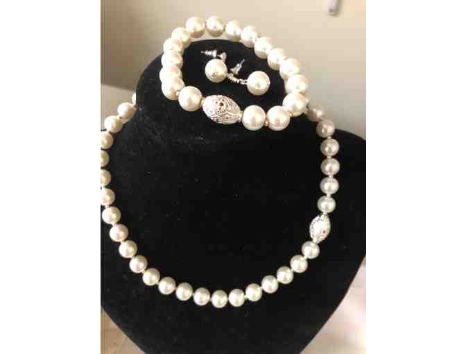 Dress up your Christmas outfit with pearls