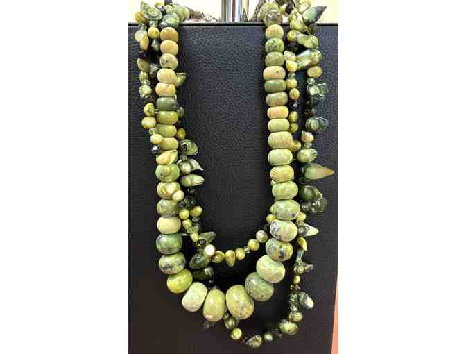 Choker with Serpentine Stones and Green Pearls-Lot 74 - Photo 1