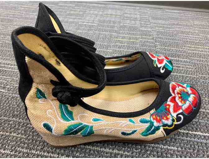 Embroidered Floral Paterned Wedge Style Women's Shoes - Approx. Size 7.5