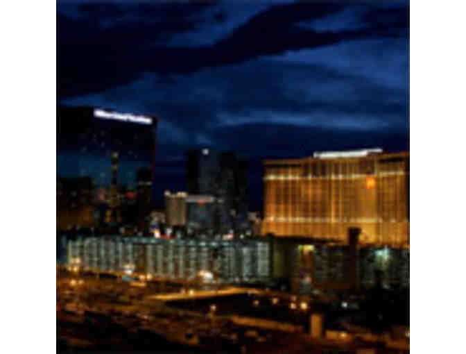 'Platinum' Vegas Experience - Stay at the Platinum,Golf Las Vegas Country Club and Lawry's