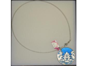 Foxy round pendant on Omega necklace, blue/silver