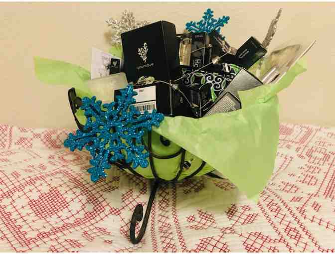 Make - Up Packed Beauty Wrought Iron Basket