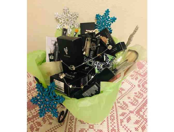 Make - Up Packed Beauty Wrought Iron Basket