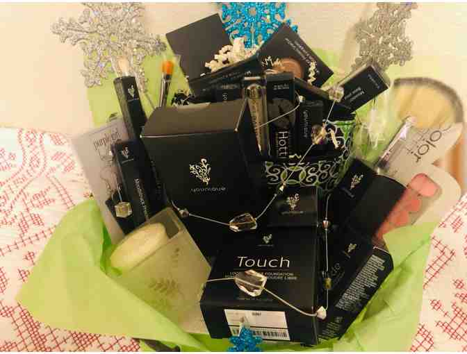 Make - Up Packed Beauty Wrought Iron Basket