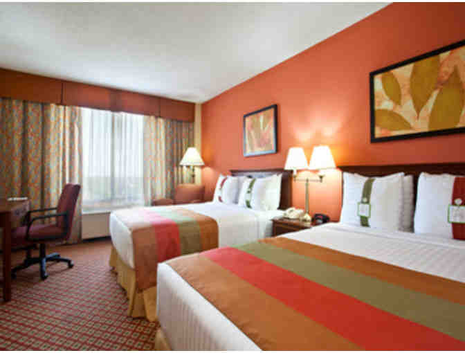 Holiday Inn Chicago O'Hare 1-night for 2 with breakfast & 2 downtown restaurant gift cards