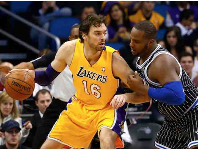 Los Angeles Lakers vs San Antonio Spurs: 4 tickets and parking pass