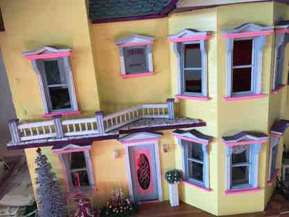 Beautiful Custom-Made Fully Furnished Victorian Dollhouse