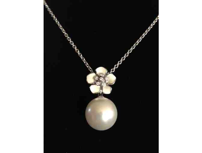 Belle Etoile White Enamel Pearl and Daisy Pendant Necklace
