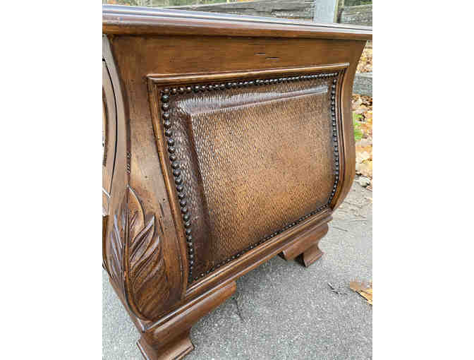 Nice Well Made End Table with 2 Drawers