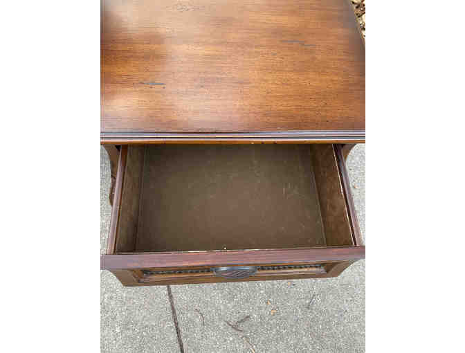 Nice Well Made End Table with 2 Drawers
