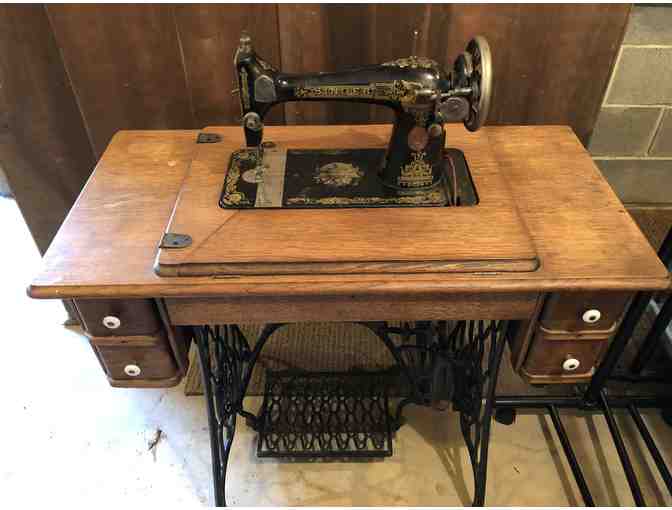 Antique Singer Treadle Sewing Machine - Photo 2