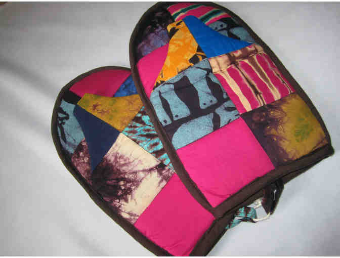 B-09.    COLOURFUL APRON AND OVEN MITTS