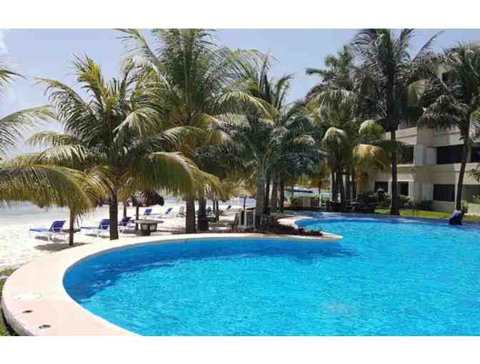 Weeklong Vacation in a Private Apartment in Cancun!