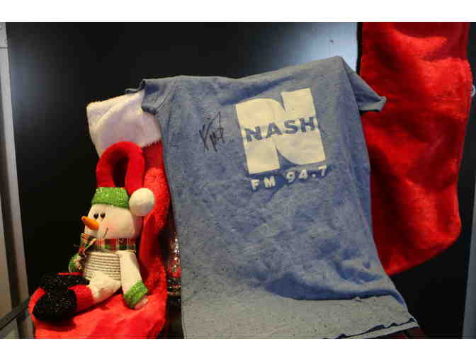 NASH FM 94.7 T-Shirt signed by KIP MOORE! - Photo 1