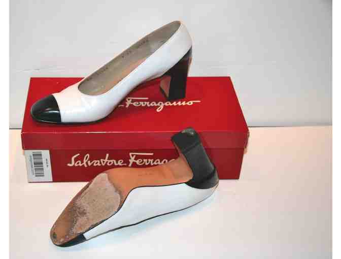 Salvatore Ferragamo White & Black Leather pumps shoes size 7AA