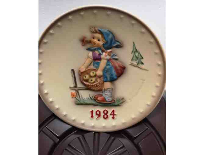 1984 - Little Helper Girl Apple Basket Plate - Goebel Hummel - Hum 277 - Photo 1