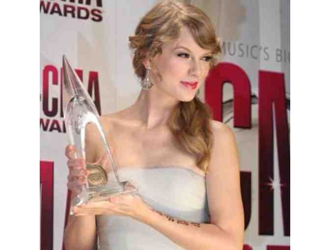 2015 COUNTRY MUSIC AWARDS Package in Nashville, TN with a 3 Night Stay and Airfare for (2)