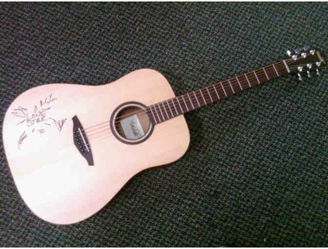 GUITAR AUTOGRAPHED BY LONESTAR