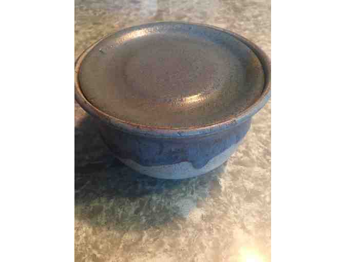 Stoneware pot with dual purpose lid
