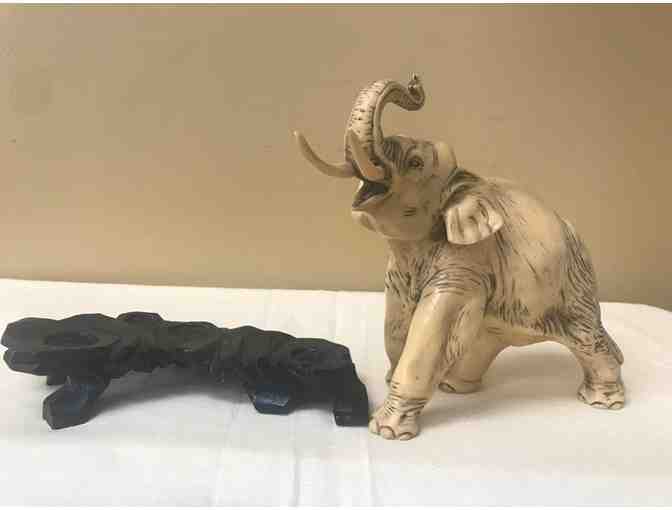 Carved wooden Sculpture of Elephant from Bethlehem with stand - Photo 2
