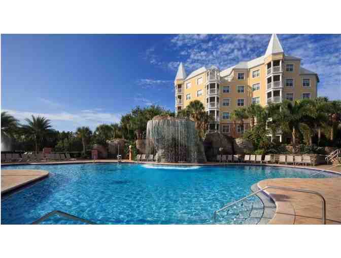 Enjoy 4 nights @ Seaworld Orlando Hilton Grand Vacation Club in luxury suite