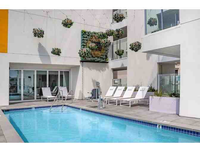 Enjoy 4 nights Luxury Hollywood 2 bed suite + 2 Lower Level Dodger Tickets - Photo 3