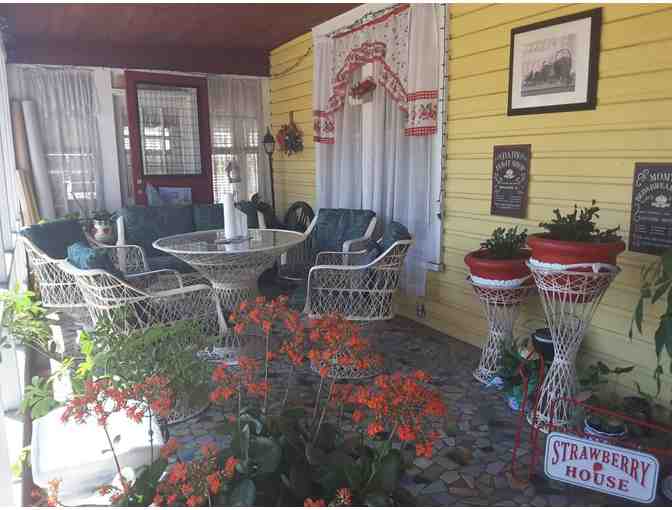 Enjoy 3 nigths at the famous Stawberry House BnB Plant City, Florida RATED 4.8 + More - Photo 4