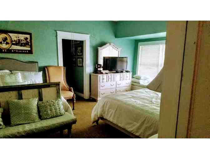 Enjoy 3 nigths at the famous Stawberry House BnB Plant City, Florida RATED 4.8 + More - Photo 5