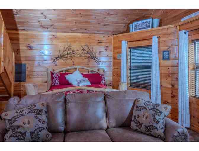 Enjoy 7 nights luxury 2 bed cabin Pigeon Forge, TN + Moonshine Experience
