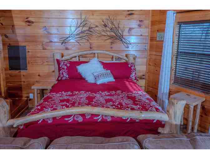 Enjoy 7 nights luxury 2 bed cabin Pigeon Forge, TN + Moonshine Experience
