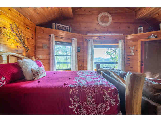Enjoy 7 nights luxury 2 bed cabin Pigeon Forge, TN + Moonshine Experience