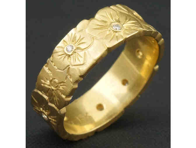 Lovely Solid 18K Yellow Gold & Diamond Floral Wedding Anniversary Ring