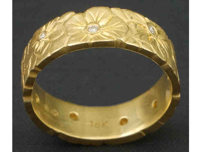 Lovely Solid 18K Yellow Gold & Diamond Floral Wedding Anniversary Ring