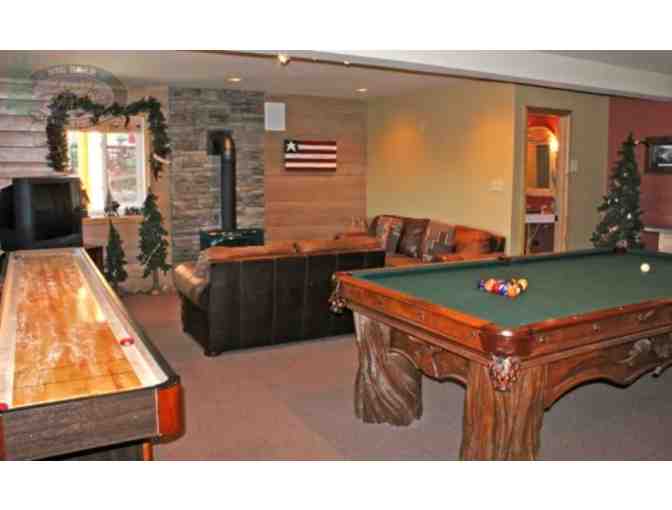 Lakefront vacation cabin in Big Bear with game room and pool table