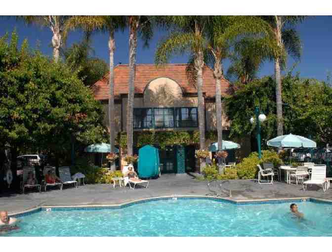 4 Disneyland 1 Day Park Hopper tickets with 2 Nights in Candy Cane Inn