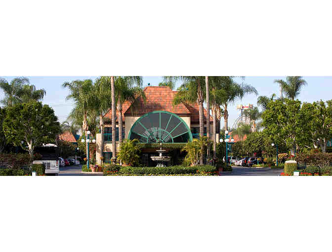 4 Disneyland 1 Day Park Hopper tickets with 2 Nights in Candy Cane Inn