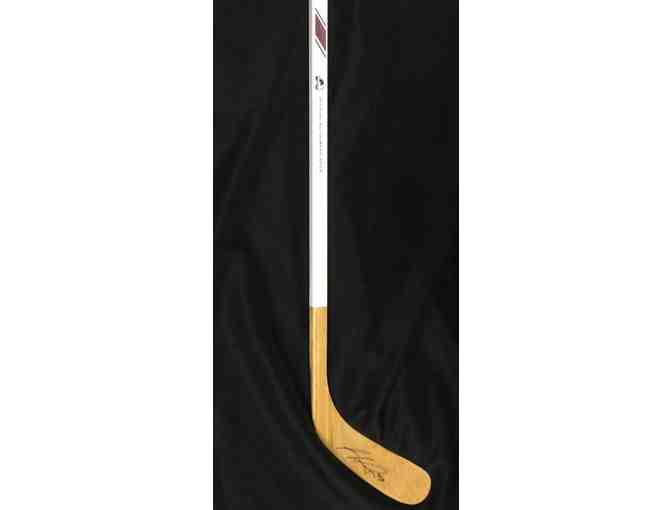 Autographed hockey stick by Gabriel Landeskog - Photo 1