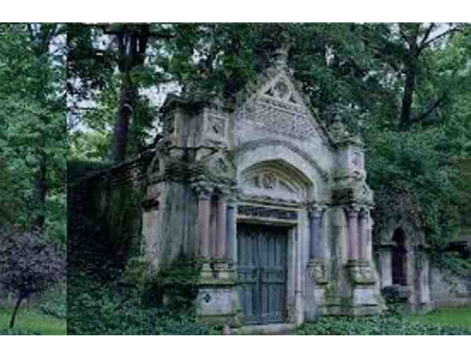 A VIP Tour for Four of The Lake View Cemetery