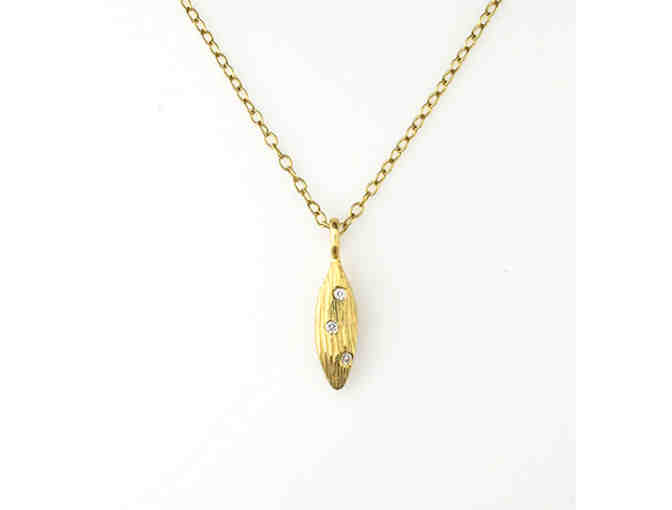 An Exquisite Gold and Diamond 'Rice' Pendant